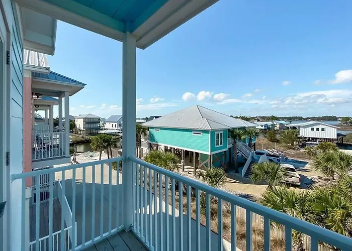 Family Getaway! Blue W Pool! 4min Walk To Beach!